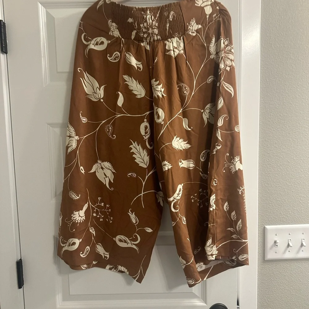 NWT Urban Outfitters Brown Patterned Flowy Cropped Pants Large - Picture 2 of 4